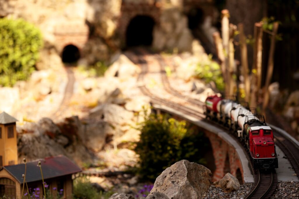 Modell-Eisenbahn am umzäunten Spielplatz des Dechbettener Hofs