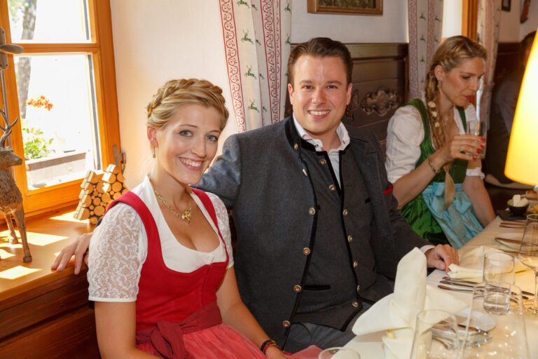Gäste in Tracht am Fenstertisch im Dechbettener Hof