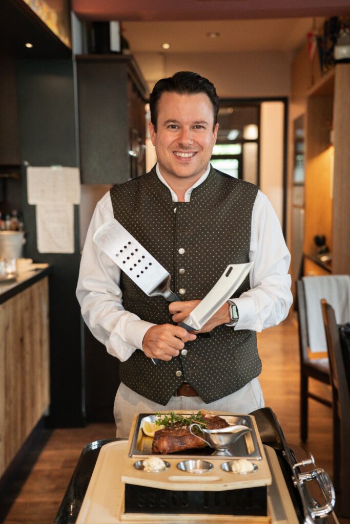 Florian Mascarello tranchiert Fleisch am Gästetisch