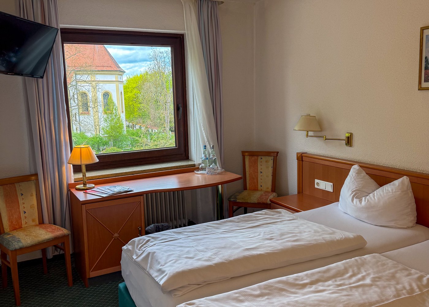 Doppelzimmer Classic im Dechbettener Hof mit Doppelbett, Schreibtisch und Fenster