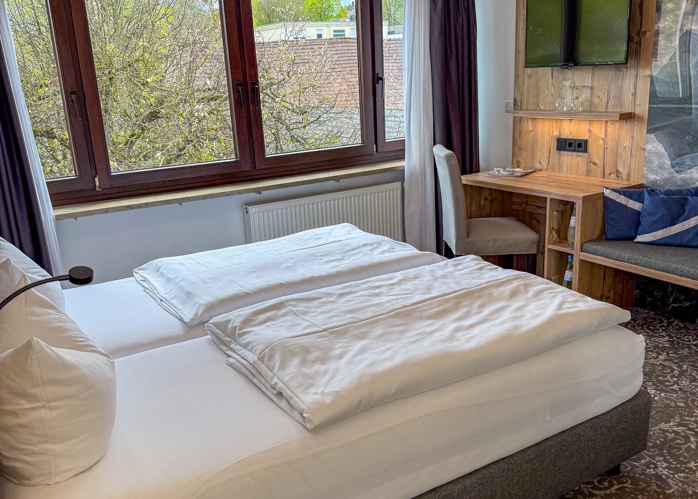 Doppelzimmer Superior im Dechbettener Hof mit Doppelbett und Fenster