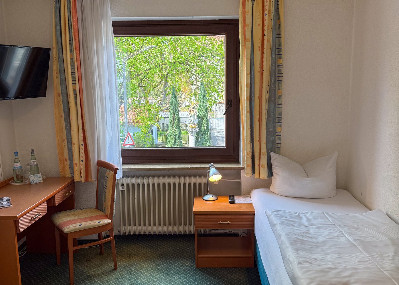 Einzelzimmer Budget im Dechbettener Hof mit Bett, Schreibtisch und Fenster
