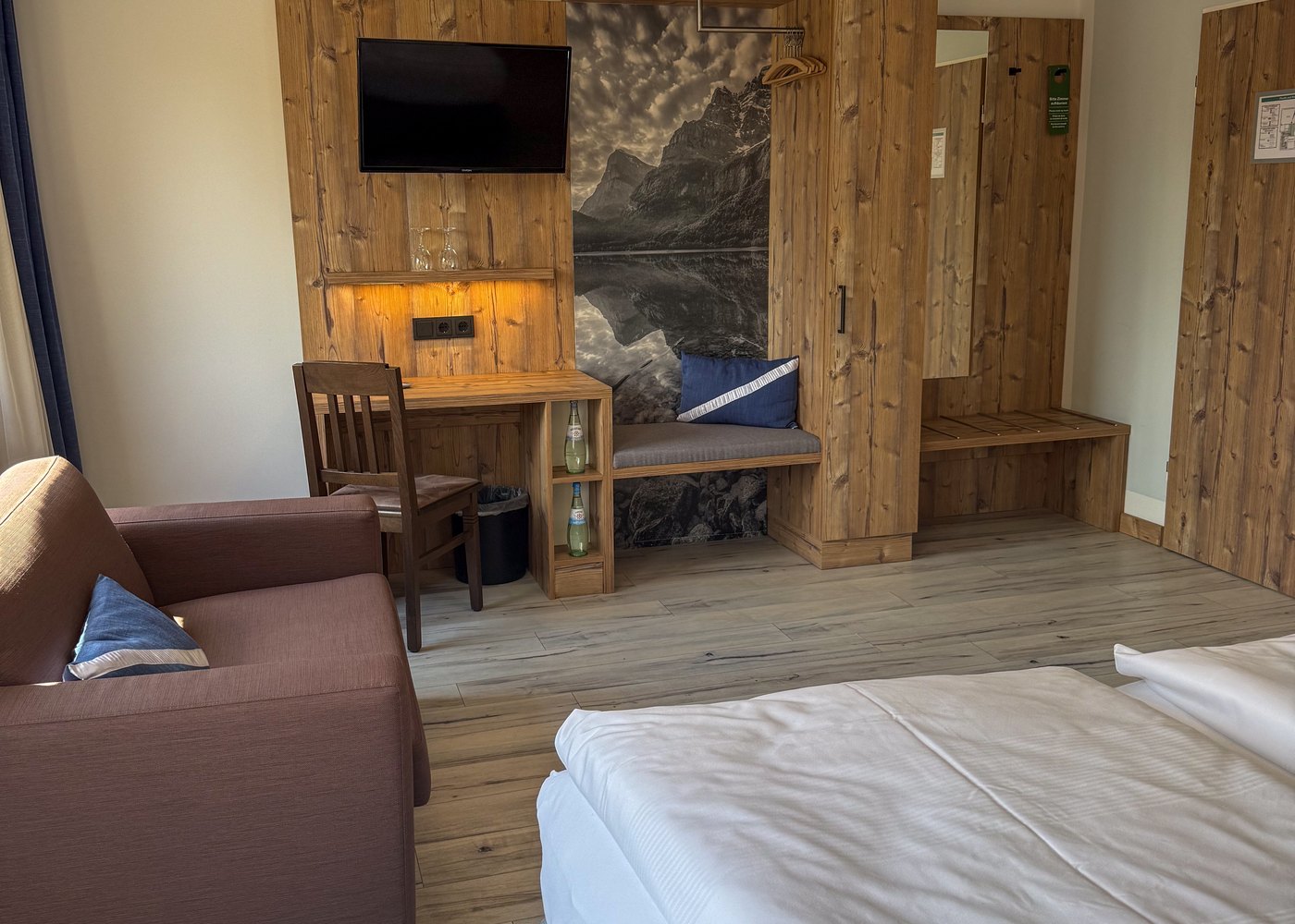 Komfort-Doppelzimmer im Dechbettener Hof mit Sofa, Fernseher und Holzwand