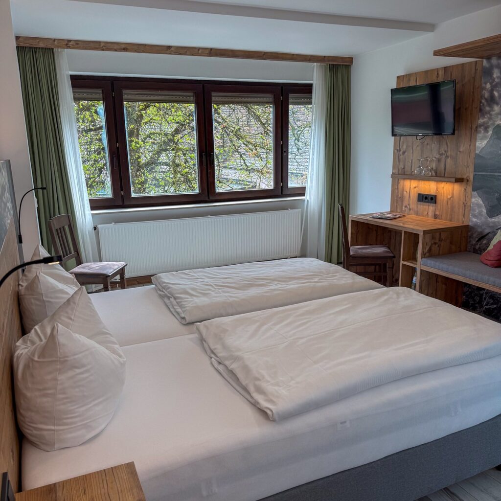 Komfort-Zweibettzimmer im Dechbettener Hof mit Fenster und Schreibtisch