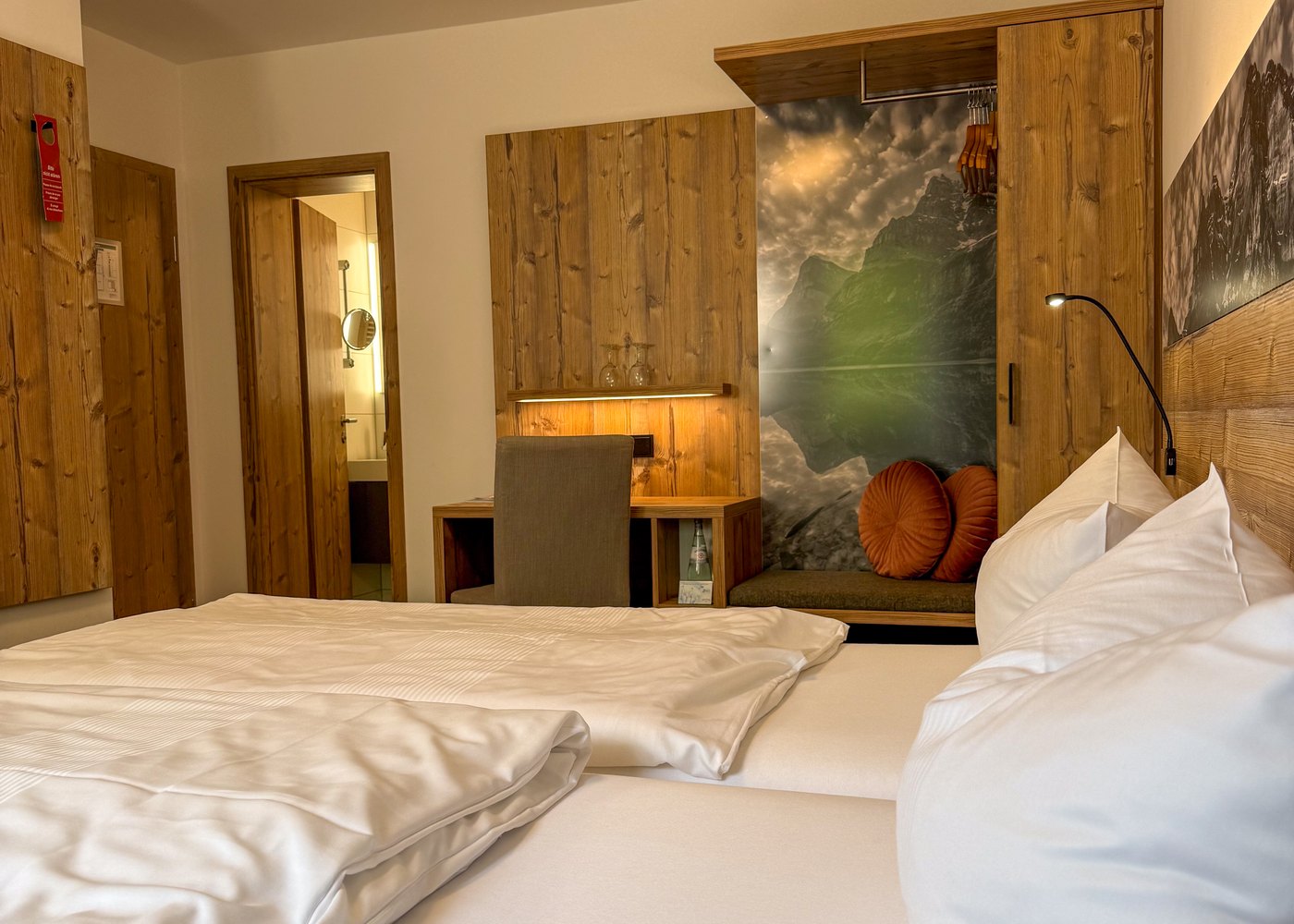 Suite im Dechbettener Hof mit Doppelbett, Schreibtisch und Wandbild