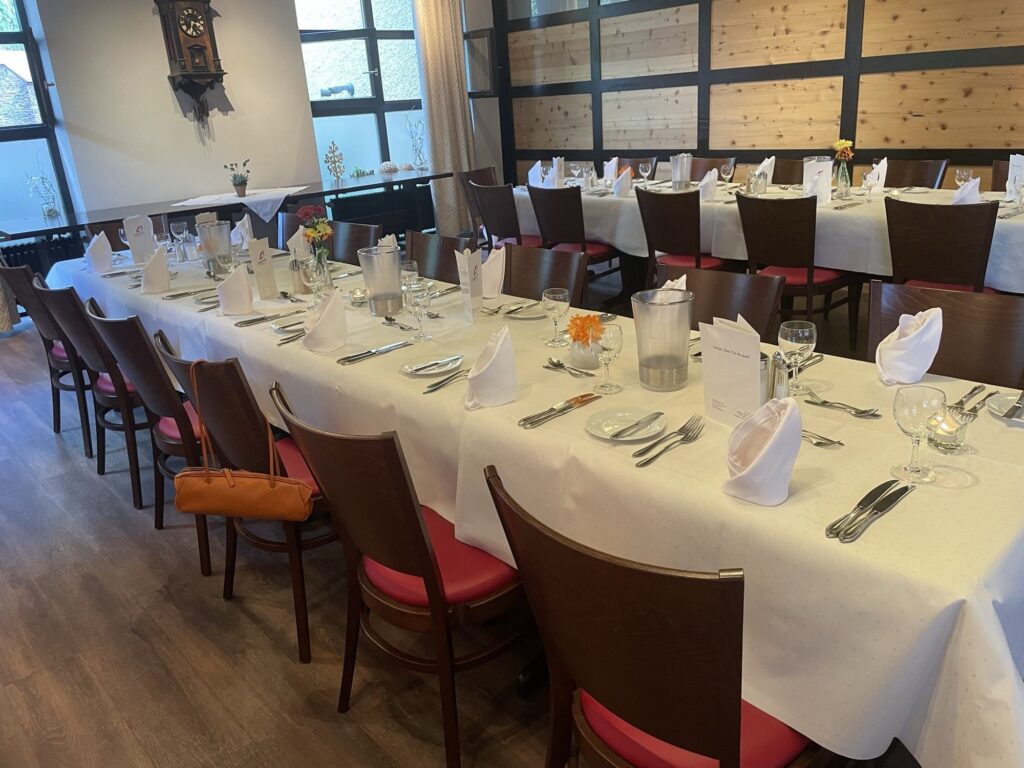 Lange Tafel in der Jagdstube des Dechbettener Hofs, Platz für bis zu 60 Gäste