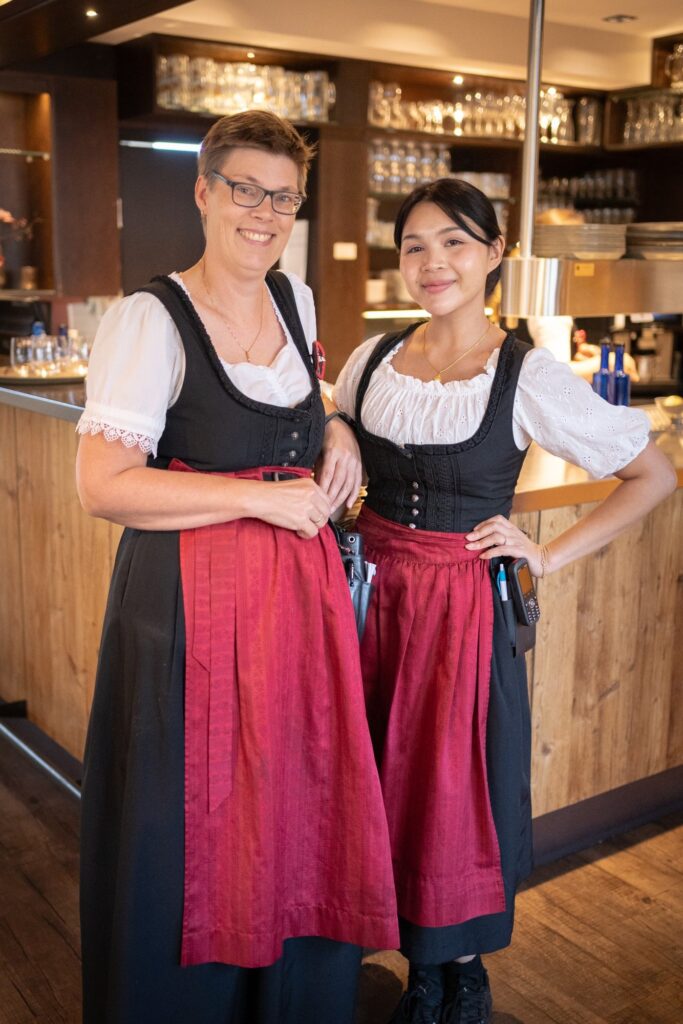 Serviceteam des Dechbettener Hofs in Tracht