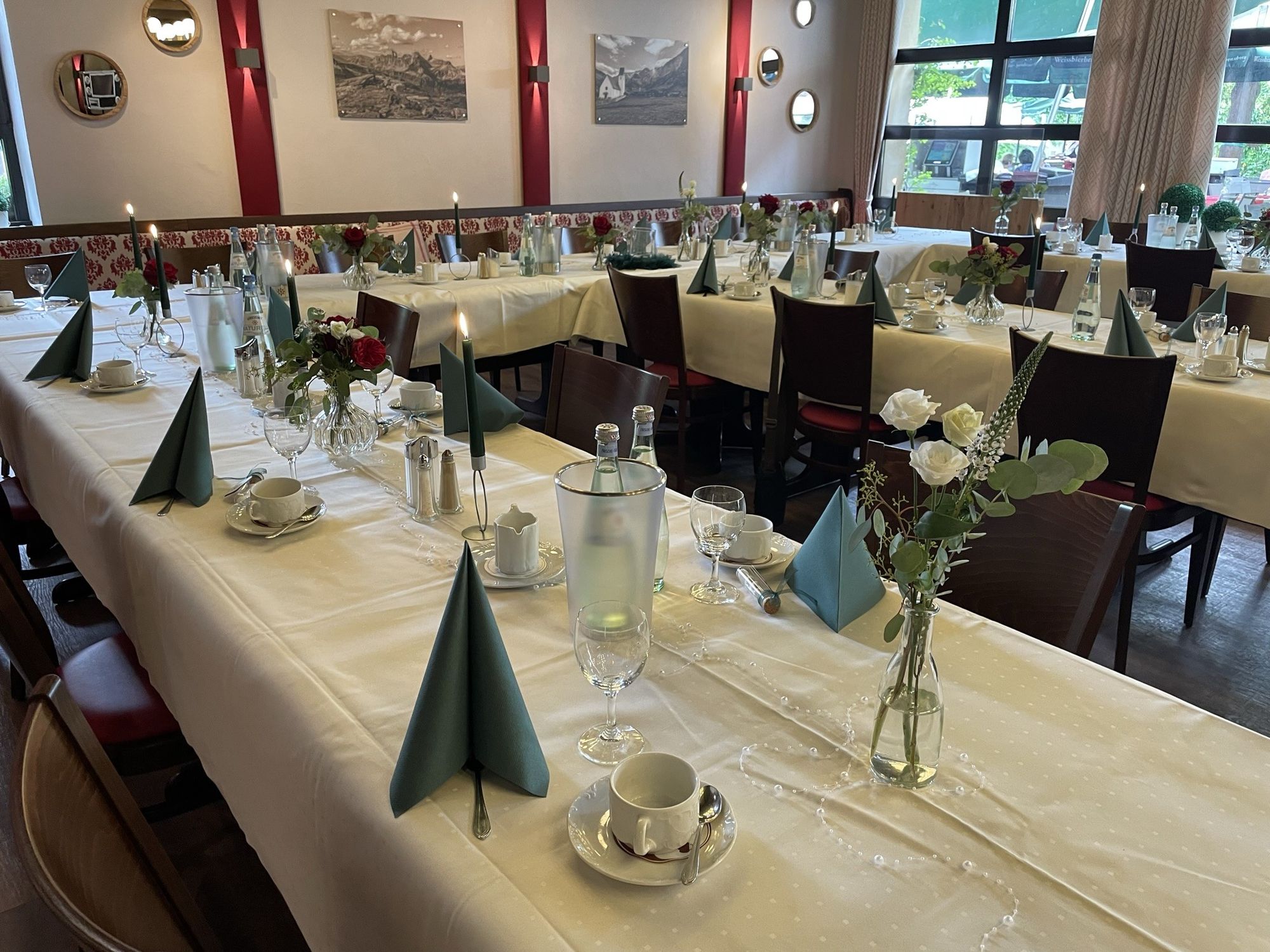 Kaffeetafel im Saal des Dechbettener Hofs