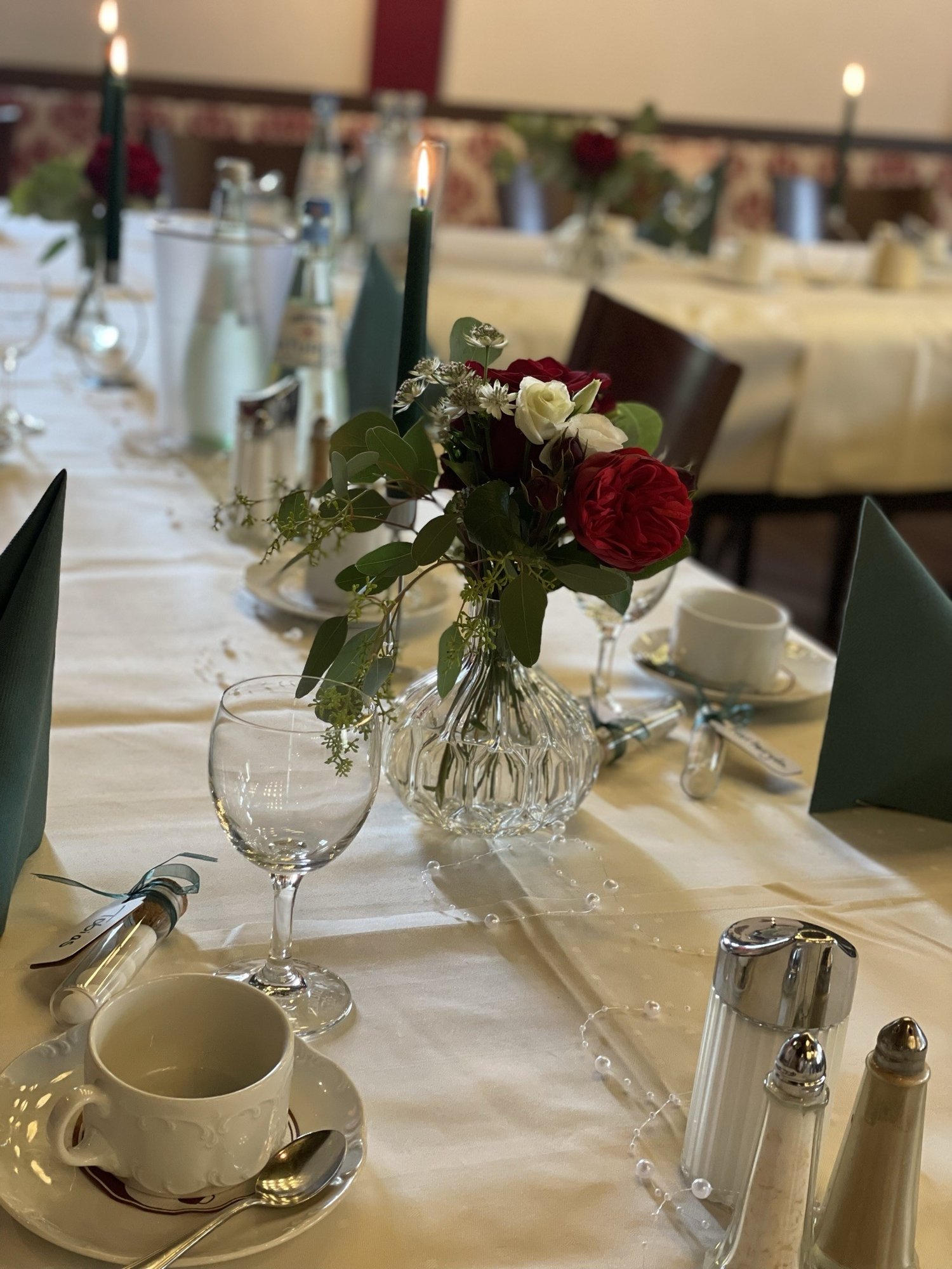 Gedeckte Kaffeetafel für eine Feier im Dechbettener Hof