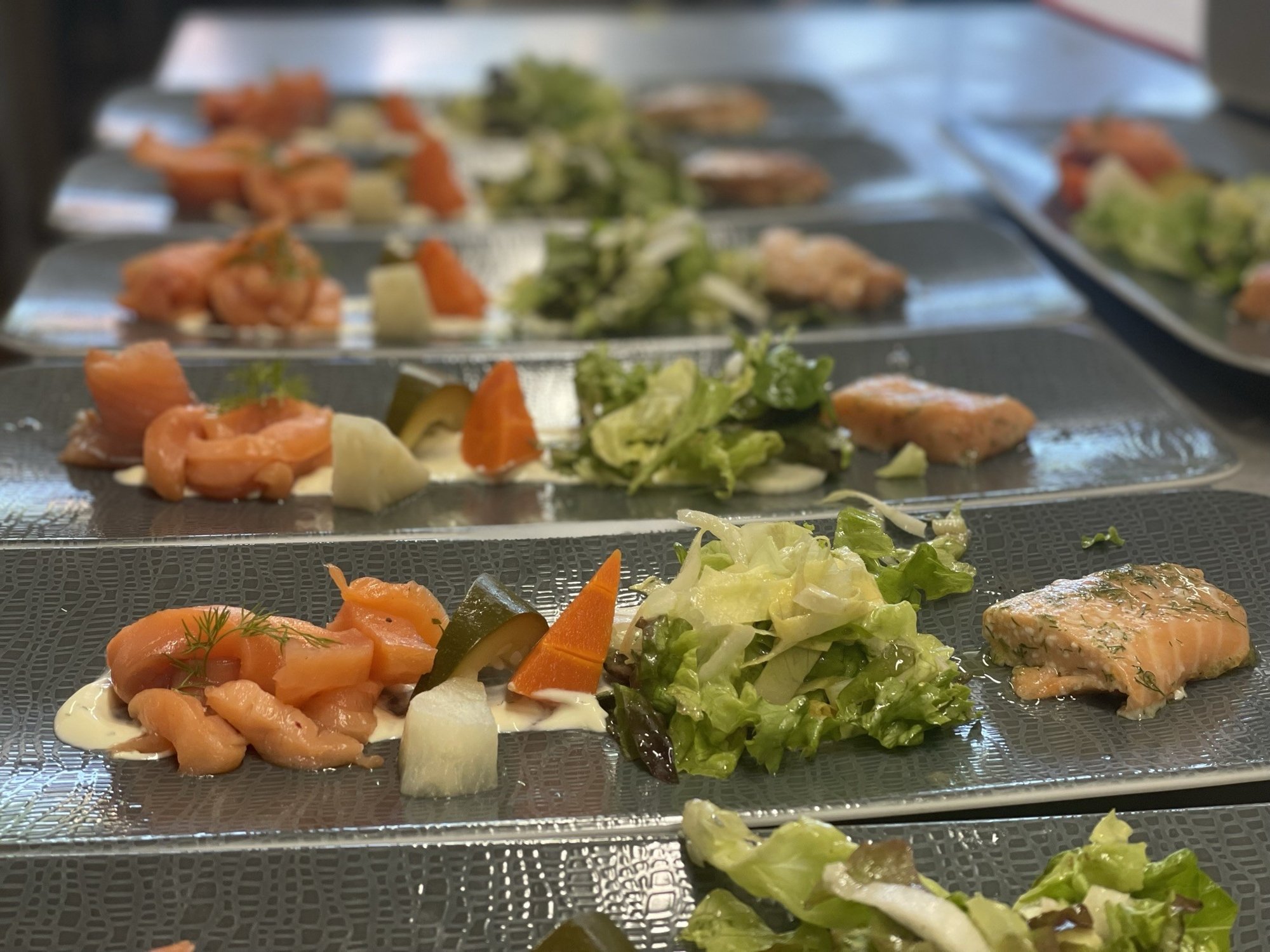 Lachs-Vorspeise auf Platten für eine Feier im Dechbettener Hof