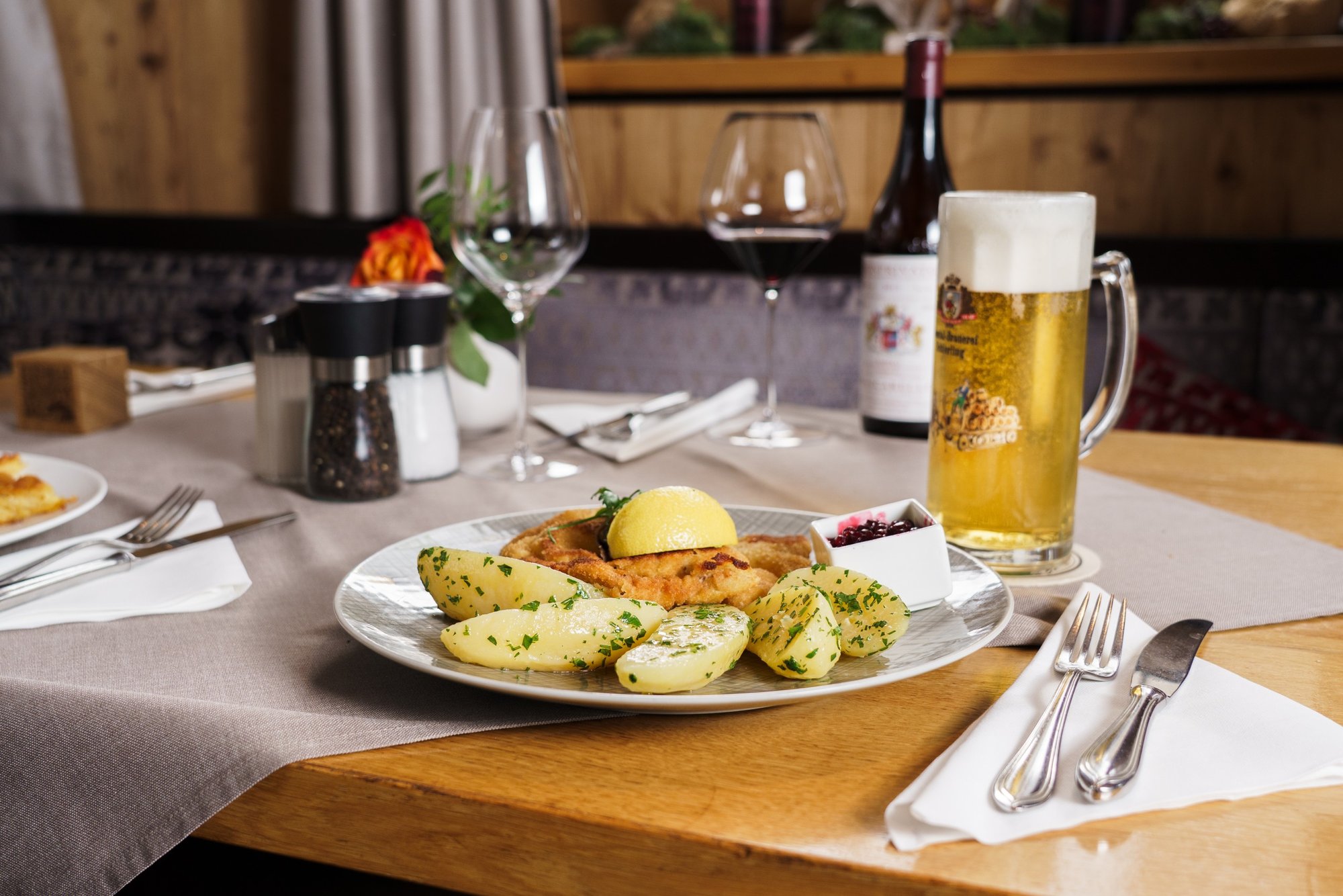 Schnitzel mit Petersilkartoffeln und Bier im Dechbettener Hof
