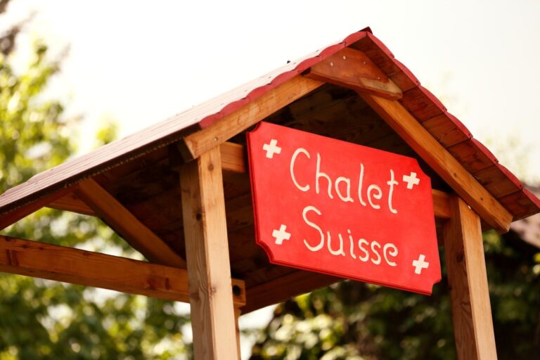 Spielplatzschild Chalet Suisse am Dechbettener Hof
