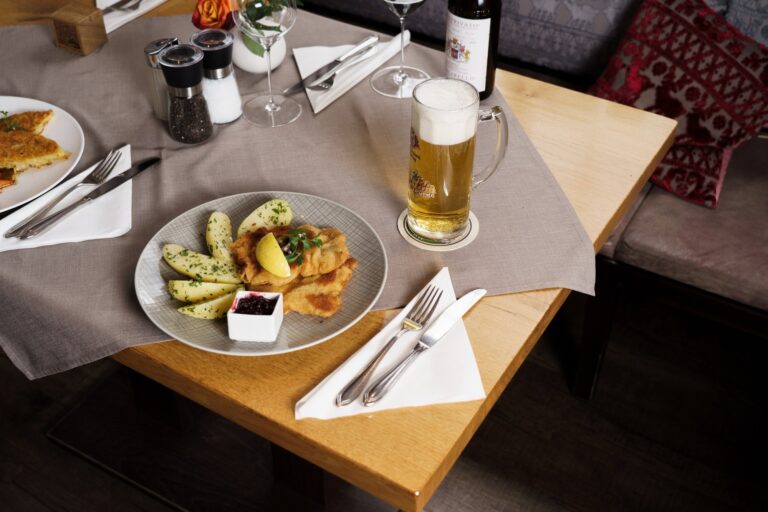 Gedeckter Tisch mit Kalbsschnitzel und Bier im Dechbettener Hof