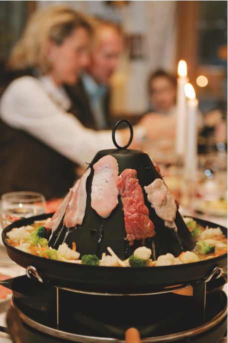 Zermatter Hut im Dechbettener Hof: hutförmiger Eisengrill mit Steaks von Schwein, Kalb, Rind und Truthahn, darunter Gemüse in der Brühe